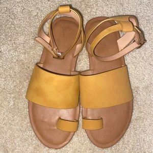 Universal Thread Sandals